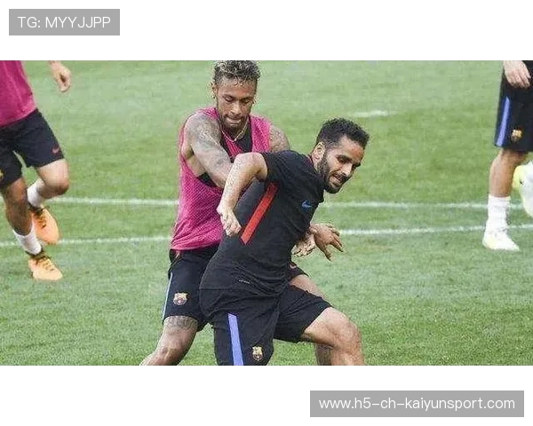 内马尔被捕捉到为老友庆生亲吻其额头，友情戏码引热评